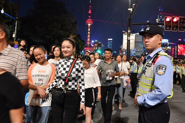 最高瞬时值6万余人！上海警方昨晚在外滩滨水区实施动态导流