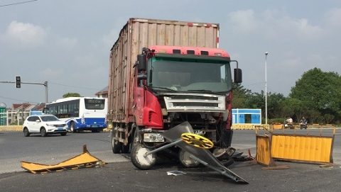 今天上午六团公路大叶公路口突发车祸
