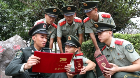“这就是传说中的‘阅兵印’！”参加国庆阅兵退伍兵回沪分享荣誉