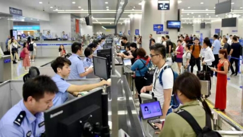 国门内外汇聚暖流 上海机场边检站国庆长假为旅客排忧解难