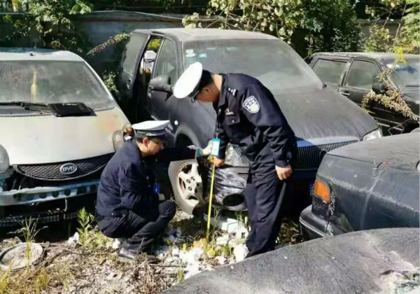 「新民晚报」10年前的一个雨夜，他开车将两名管道工撞成重伤……