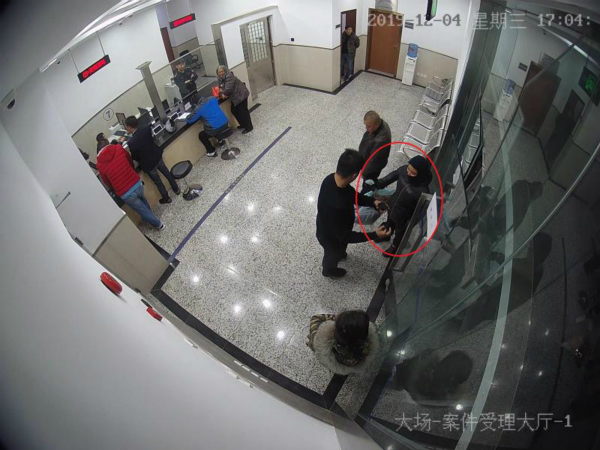 【新民晚报】小偷被抓后竟让同伙送衣物至派出所，结果一齐“进宫”