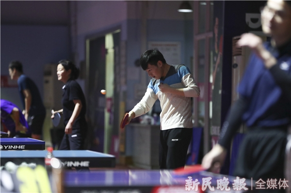 不少市民前来打球-李铭珅.jpg