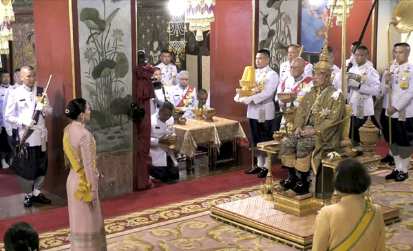 泰国国王哇集拉隆功的加冕典礼4日在曼谷大王宫举行,整个典礼流程将