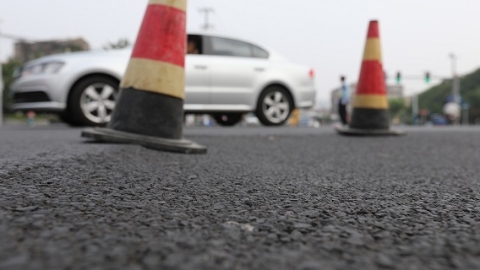 车辆驶过西藏北路中兴路口颠簸弹跳 区市政工程人员：今晚重新摊铺路面