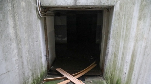 闲置地下车库管道漏水 居民终日与臭味相伴