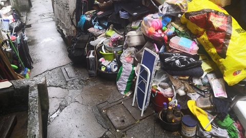 帮侬忙｜屋内屋外塞足垃圾 回家翻窗露宿弄堂 三德里爷叔让居民抱怨不迭