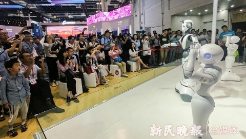 智联世界 无限可能 | 仿生机器人“秀”上智能大会 壁虎炫轻功 莱卡狗T台首秀