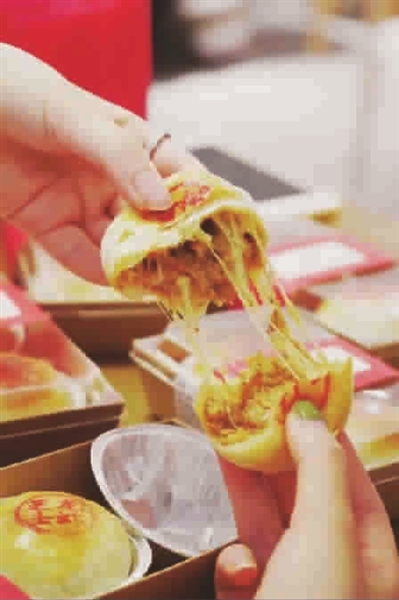 沈大成麻辣芝士龙虾月饼.jpg