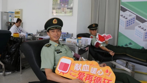即将脱下军装  武警上海总队退伍老兵义务献血为第二故乡再献一份礼