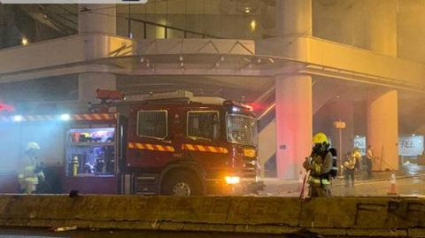 暴力分子冲击政府总部投掷汽油弹 香港市民支持警察严正执法