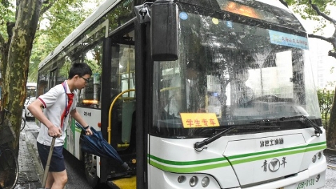 今天一早，上海唯一的公交学生专车准时出发。这一幕，十年如一日