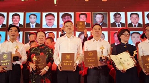 帮扶牧场和农户  “以乳扶贫”拉动奶业产业升级