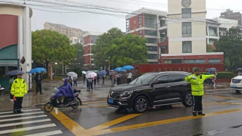 开学铃声响起 浦东交警全力畅通“上学路”