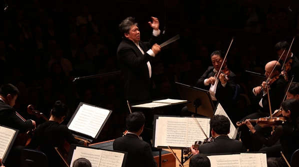 马上评丨上交高规格“走出去”，打开通往世界之路