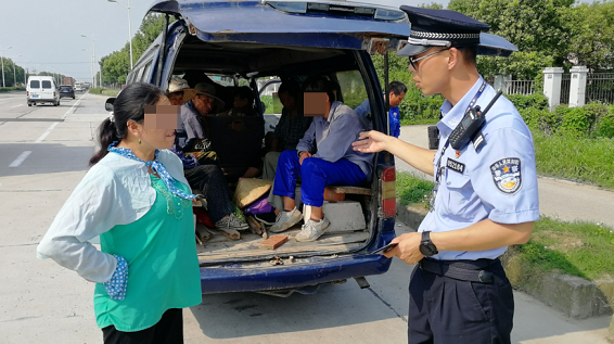 6座小面包车坐12人，一严重超员车辆在金山被查获
