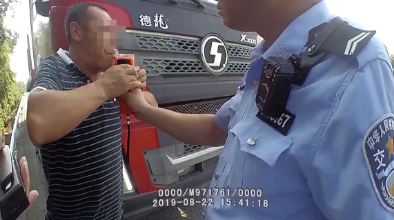 男子白天酒驾，沈海高速上被查后下跪塞钱求放过