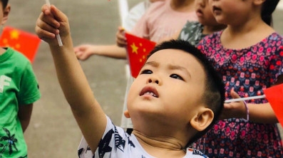 开学第一天 领幼幼儿园、托育园举行爱国旗教育活动