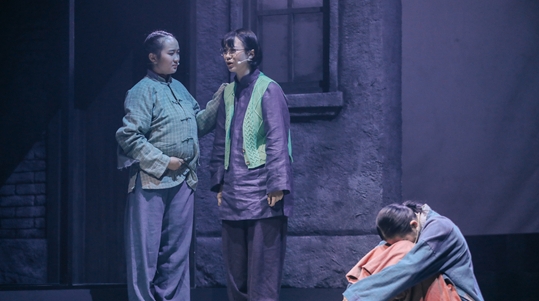 虹口“开学第一课”：17名中学生致敬“左联五壮士”