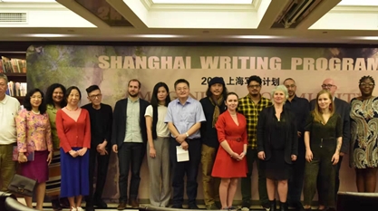 两个月，他们在上海走街串巷营造“想象共同体”