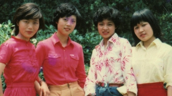 这里展示的是几代人的青春啊！东华大学举行新中国时尚流行变迁图片展