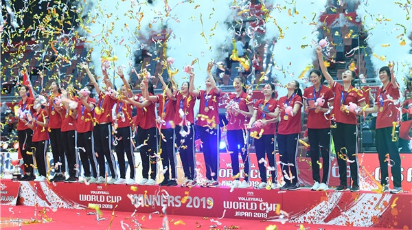 最可爱的人带着最美丽的笑，女排精神在传承