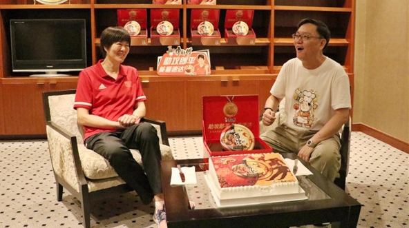 为女排世界杯每天备战到深夜，郎平半夜饿了吃什么？