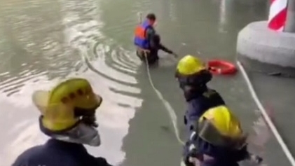 女子轻生眼看河水要漫过头顶  幸有英勇消防员及时跳河施救