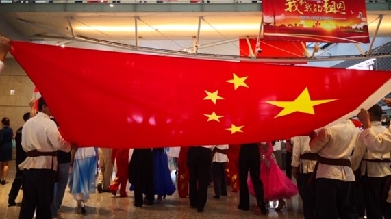 满场“中国红” 浓浓爱国情 虹桥机场内唱响《我和我的祖国》