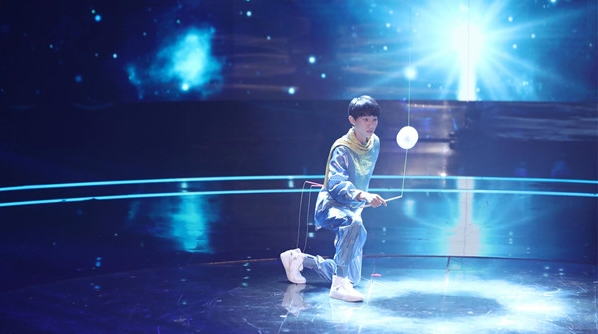 1000架无人机点亮夜空 《中国达人秀》梦想冲刺夜舞美升级