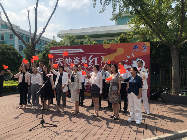 “天地谁最红”红歌快闪音乐会正在举行 庆祝新中国成立70周年