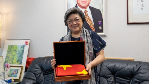 升起香港第一面五星红旗：香港爱国企业家黄周娟娟谈父辈往事