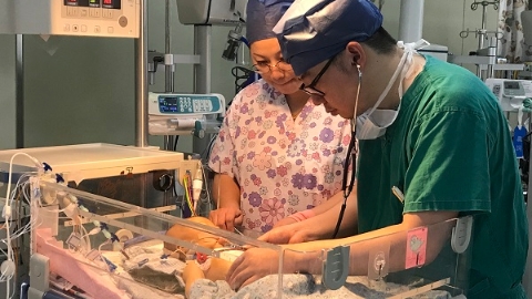 生死时速！新华医院启动心脏产房外科手术 抢救大动脉错位新生儿