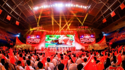 浦东新区庆祝新中国成立70周年群众歌会：5000名干部群众齐声飙歌