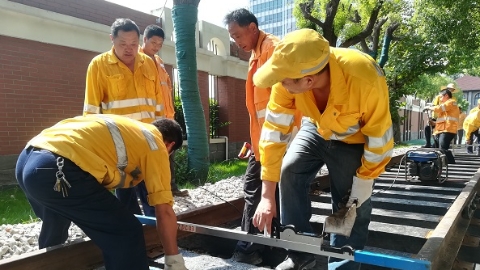 这段百年前被炸毁的铁路 今天上午在南洋中学校园“复刻”重建