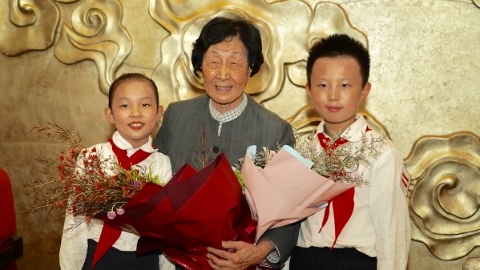 看见孩童献花，她立刻从轮椅上站起身来 这就是载誉归来的人民教育家于漪