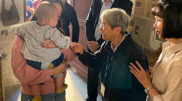 沪剧电影《敦煌女儿》杀青前夕，一声啼哭让前来探班的樊锦诗回想起52年前……