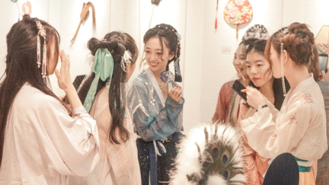 方寸之间展现江南韵味，华东师范大学举办“海上明月”国际团扇展