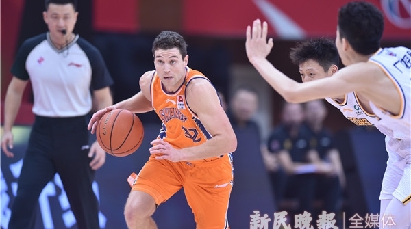 俩外援不敌全华班，全场被压着打的上海男篮怎么了？