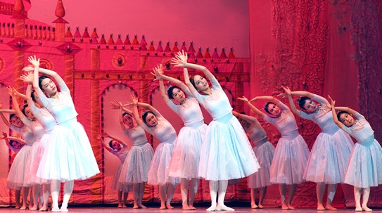短短2个月，从“舞蹈小白”到大剧院出道，是谁把这支“素人芭蕾团”点石成金？