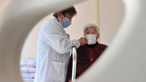 同心抗疫系列述评｜老人安稳，城市就安心了