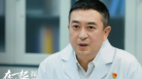 用“一步三摇”的独特姿势，张嘉译走出了抗疫医生坚定的步伐