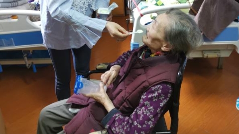 新凡人歌｜95岁孤寡老人的长寿路上，有这样一群亲人“护工”坚持20多年陪伴照顾