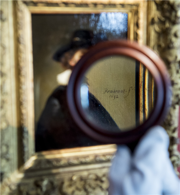伦勃朗《戴襞襟和黑帽的自画像》放大签名，苏富比供图.JPG
