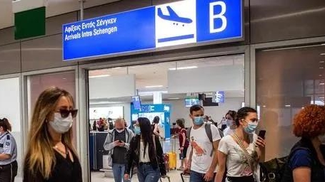 边境开放首日6万游客涌入，希腊紧急发布航空新禁令