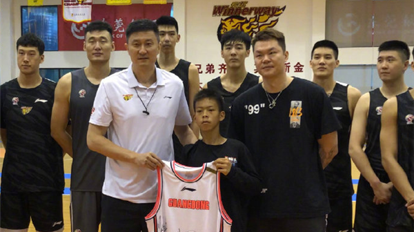 暖心！独臂篮球少年张家城梦想成真，受邀出席CBA复赛跳球仪式