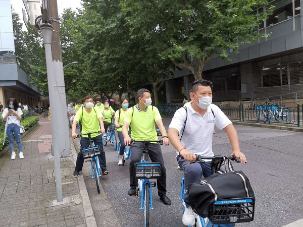 首发体验团的20位市民在导游带领下骑行游览 采访对象提供.jpg