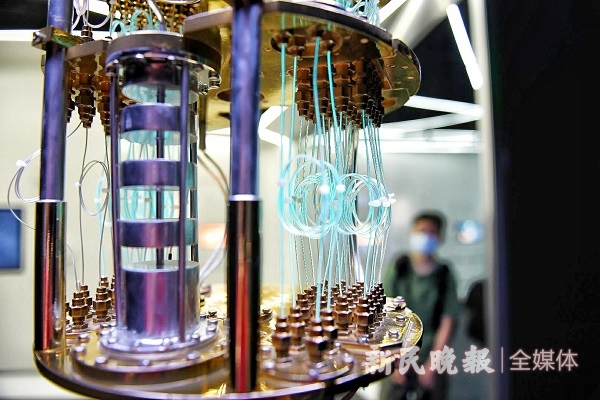 量子计算机的稀释制冷机控制台.jpeg..jpg
