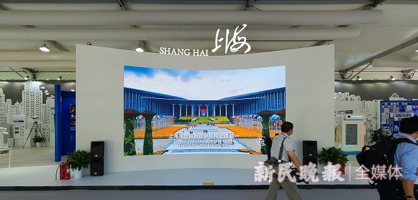 上海展区以巨幅城市剪影作为背景，展现国际化大都市的动感形象；运用5G、云计算等技术手段，打造高科技、有声化场馆.jpg