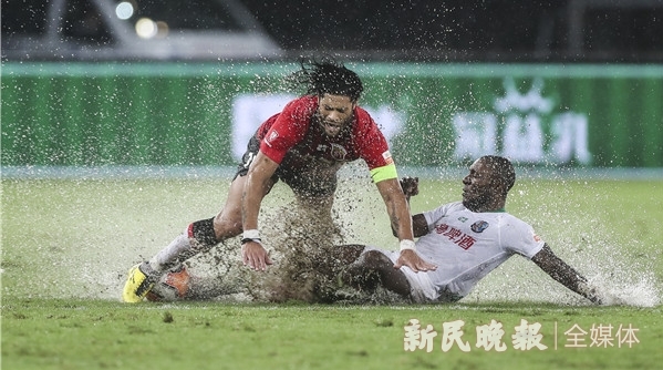 水花四溅精疲力尽！这场雨战，拼到最后的上港和黄海都是赢家